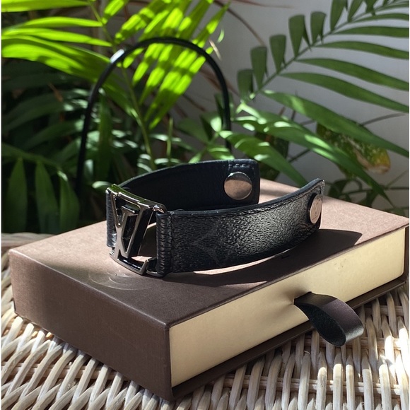 π¦ Louis Vuitton Monogram Eclipse Bracelet - Picture 4 of 14